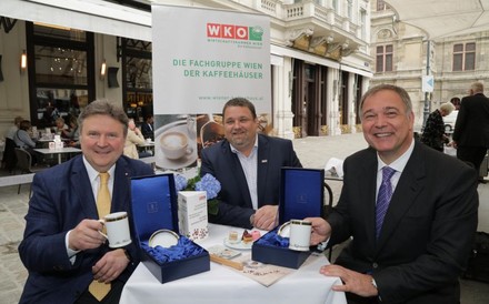 Wolfgang Binder, Michael Ludwig und WKW-Präsident Ruck bei der Übergabe der Ehrenkaffeetasse der Wiener Kaffeehäuser