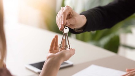 Geschäftsparteien übergeben den Schlüssel