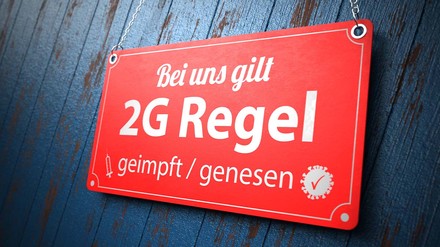 Schild, das die 2G-Regel erklärt