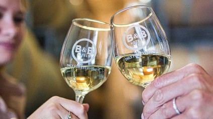 Beim B&B Weißwein treffen Pfirsich und Zitronengras auf einen Hauch Blumenwiese.