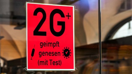 Schild, dass die 2G-plus-Regel erklärt