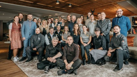 Generla Manager des Hotels Grand Tirolia Kitzbühel mit seinem Team.