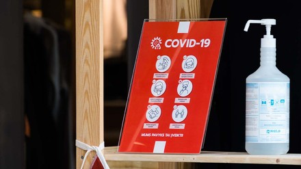 Angesichts der hohen Infektionszahlen verschärfen einige Bundesländer die Schutzmaßnahmen. (Foto: © Michele Ursi – stock.adobe.com)
Desinfektionsmittel und Schild mit den Hygienemaßnahmen