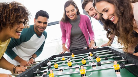 Beim Kickern mit den Jugendlichen baut man Vertrauen auf und kann sie so vielleicht vom eigenen Betrieb überzeugen. (Foto: © WavebreakMediaMicro/stock.adobe.com)
Tischkickern macht Spaß.