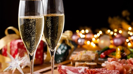 Die Weihnachtstafel ist schön eingedeckt. Aber wie verbringen Brandenburgs Politiker das Weihnachtsfest? (Foto: © Natural box photo/stock.adobe.com)
Eine geschmückte Weihnachtstafel.