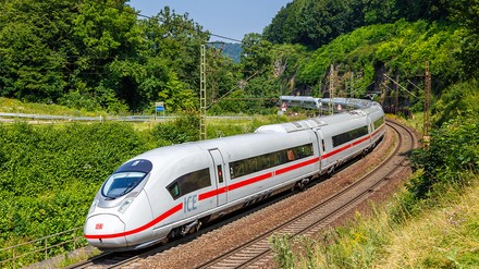 Die Deutsche Bahn bringt den Veganuary auf die Schiene. (Foto: © Markus Mainka/stock.adobe.com)
ICE der Deutschen Bahn AG auf der Schiene.