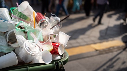 Eine überfüllte Mülltone.