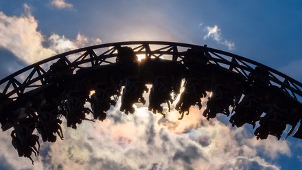 Der Freizeitpark in Rust hat vergangenes Jahr mehr Besucher empfangen, als je zuvor. (Foto: © Taljat/stock.adobe.com)
Eine Achterbahnfahrt im Freizeitpark.
