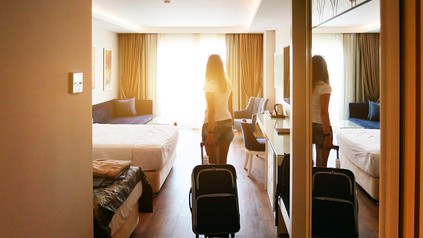 Eine Frau betritt ihr Hotelzimmer