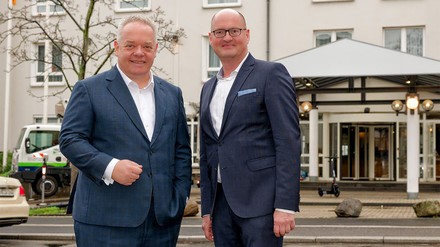Dorint CEO Jörg T. Böckeler und Frank Schönherr, Vice President Operations, nach der offiziellen Betriebsversammlung (Foto: © Raphael Stötzel für Dorint)
Jörg T. Böckeler und Frank Schönherr
