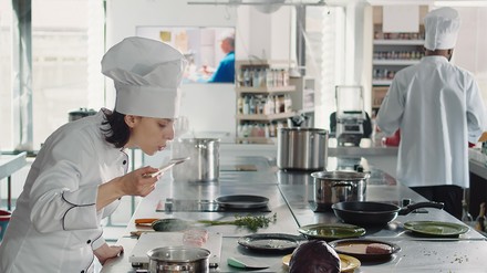 Das Noma soll eine große Testküche werden. (Foto: © DC Studio/stock.adobe.com)
Eine Frau steht am Herd und probiert eine Soße.