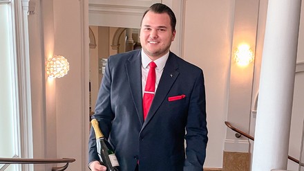 Daniel König ist der fünfte Gentleman in Red weltweit. (Foto: © Hotel Vier Jahreszeiten Kempinski München)
Daniel König