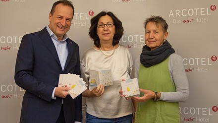 Das Buch der Arcotel Hotels wird vorgestellt.