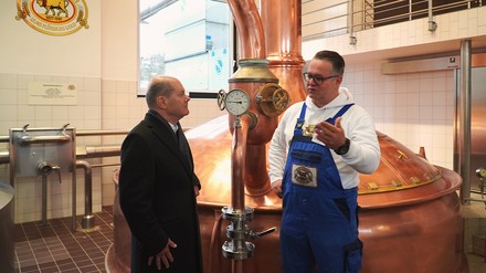 Bundeskanzler Olaf Scholz und Brauer Michael Albrecht