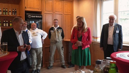 Bundeskanzler Olaf Scholz und eine Gruppe von Mitarbeitern der Brauerei "Gold Ochsen"