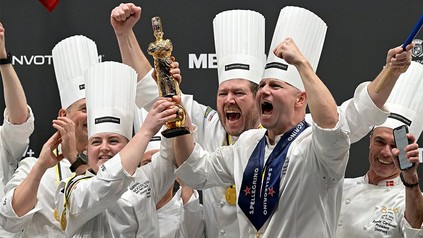 Der dänische Koch Brian Mark Hansen (Mitte) feiert mit seinen Teamkollegen, nachdem er das Finale des "Bocuse d'Or gewonnen hat.