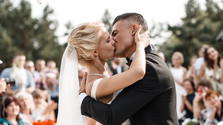 Braut und Bräutigam küssen sich.