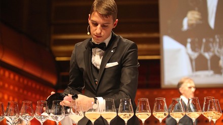 Marc Almert zeigt beim Wettbewerb "Bester Sommelier der Welt" 2019 sein Talent.