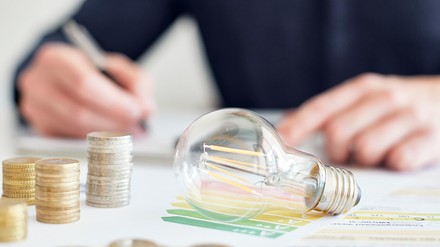 Glühbirne, Mann mit Geld.