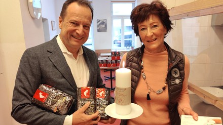 Martin Lachout, CEO Arcotels, und Veronika Kerres von Vinzirast freuen sich über die Spendenaktion. (Foto: © ARCOTEL)