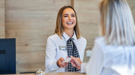 Neun Budget-Hotelketten wurden in den Bereichen Service, Buchungskonditionen und Hotelausstattung untersucht. (Foto: © Kalim/stock.adobe.com)
Receptionist and businesswoman at hotel front desk