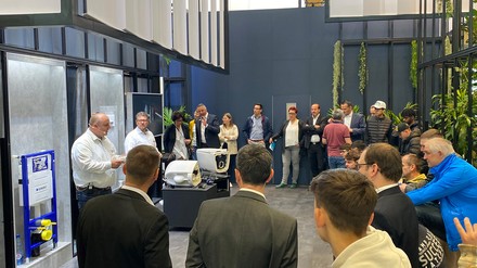 Messebesucher können am Stand von Geberit an Kurzpräsentationen teilnehmen. Dadurch erhalten sie in kurzer Zeit relevante Informationen für ihren Berufsalltag und werden dank Live-Moderation bestens unterhalten. (Foto: ©Geberit)
Der Geberit Messestand