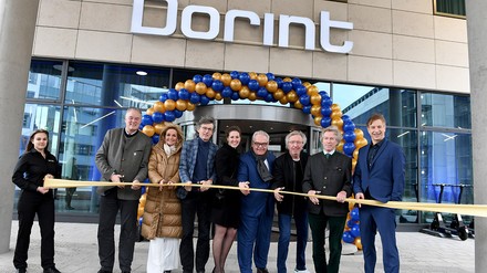 Offizielle Eröffnung des Dorint Hotel München/Garching mit Prominenz (v.r.n.l.): Dorint Markenbotschafter und Moderator Ingolf Lück, Leopold Prinz von Bayern,
Moderator Werner Schulze-Erdel, Dorint CEO Jörg T. Böckeler, General Managerin Elisa Kiem, Christian Bretthauer, Aufsichtsratsvorsitzender DV Immobilien Management GmbH, Ski-Ass Christa Kinshofer und Bürgermeister der Stadt Garching, Dr. Dietmar Gruchmann.
(Foto: © Wolfgang Breiteneicher/Dorint)
Dorint eröffnet Hotel in München Garching.