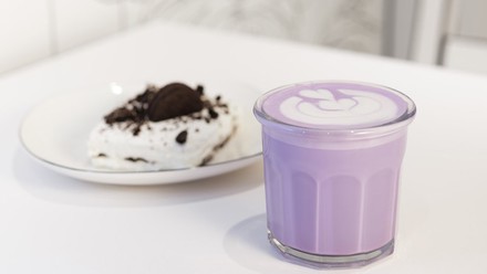 Ube Latte und Kuchen.