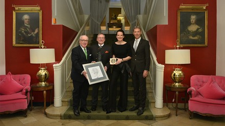 Für ihre Verdienste um Gastlichkeit und Tafelkultur erhielt Dr. Caroline von Kretschmann die 66. Brillat Savarin-Plakette. V. l.: Hans G. Platz, Konrad Pötzel, Dr. Caroline von Kretschmann, Klaus-Günther Wiesler (Foto: © Der Europäische Hof Hotel Europa Heidelberg GmbH/Fotografin: Ellen Klose)
V. l.: Hans G. Platz, Konrad Pötzel, Dr. Caroline von Kretschmann, Klaus-Günther Wiesler