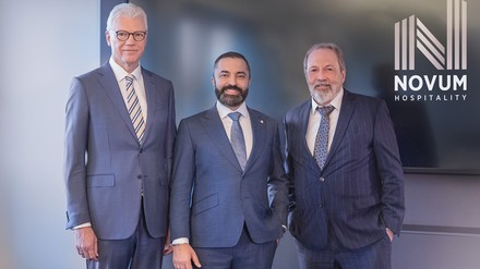 David Etmenan, Chief Executive Officer & Owner (Mitte), mit den neuen Aufsichtsratsmitgliedern Thomas Willms und Prof. Stephan Gerhard (Foto: © Novum Hospitality)
David Etmenan mit Thomas Willms und Prof. Stephan Gerhard