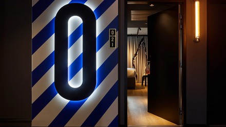 Aufregendes Design macht neugierig (Foto: © Lucius Lemke)
Das Design des neuen Tribe Hotels in Paris macht Lust auf mehr.
