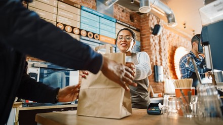 Seit dem 1. Januar 2023 sind gastronomische Betriebe dazu verpflichtet, neben Einweg- auch Mehrwegbehälter für Essen und Getränke zum Mitnehmen anzubieten. (Foto: © Gorodenkoff/stock.adobe.com)
To-Go-Verpackungen