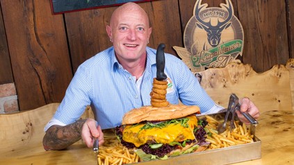 Christian Pircher mit dem angeblich größten Burger Europas