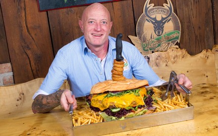 Christian Pircher mit dem angeblich größten Burger Europas