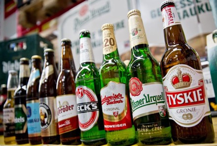 Verschiedene Biermarken aneinandergereiht