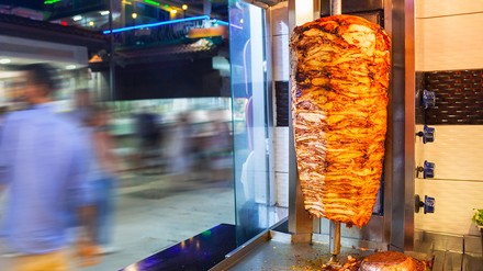 Dönerladen bei Nacht.