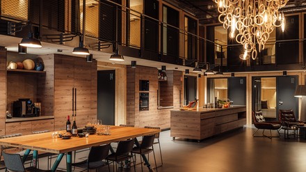 Das Pod-Hotel bietet eine einmalige Eventfläche in einer ehemaligen Turnhalle. (Foto: © Slooom/GymLodge)
Erstes Pod-Hotel: GymLodge
