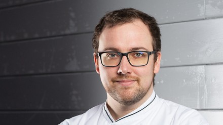 Lasse Knickrehm wird ab April 2023 neuer Küchenchef im „Ahlmanns“. (Foto: © Randi Lena Knickrehm)
Lasse Knickrehm