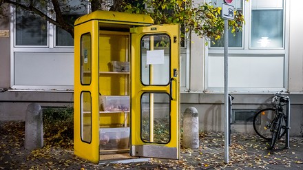 Die Foodsharing-Telefonzelle in Coburg ist mit Borten und Brötchen befüllt. (Foto: © picture alliance/dpa | Daniel Vogl)
Foodsharing-Telefonzelle in Coburg