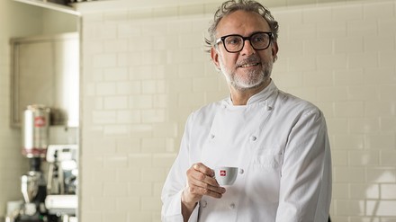 Massimo Bottura ist neuer Markenbotschafter von illycafé. (Foto: © illycafé)
Massimo Bottura hält eine Kaffetasse in der Hand.