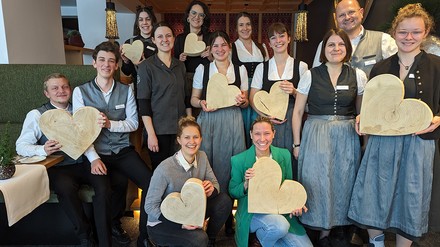 Freude im gesamten Team: Für die ausgesprochene Gastfreundschaft aller Angestellten erhielt das Bergkristall die Lilie der Herzlichkeit vom Relax Guide. (Foto: © Bergkristall)
Das Team vom Bergkristall freut sich über die Auszeichnungen.