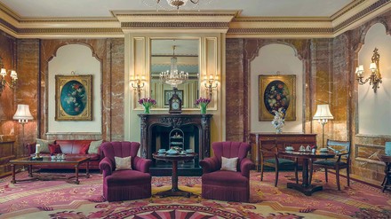 Die Lobby-Lounge des Hotels Regent Berlin erinnert an eine längst vergangene Zeit. (Foto: ©Regent Berlin)
Lobby-Lounge im Hotel Regent Berlin