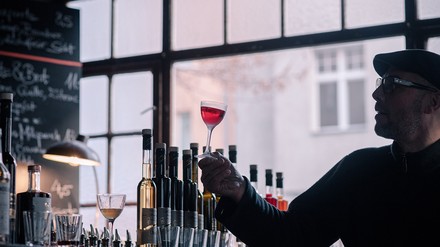 Ein Mann degustiert einen Likör.