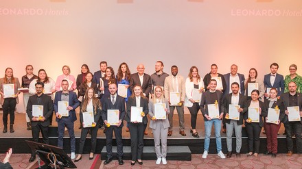 Absolventen der Leonardo Academy mit David Fattal, Gründer von Leonardo Hotels, sowie CEO und Inhaber des Mutterkonzerns Fattal Hotel Group (Reihe hinten, Mitte), Yoram Biton, Managing Director Leonardo Hotels Central Europe (Reihe hinten, 4.v.r.), und Anke Maas, Personalchefin Leonardo Hotels Central Europe (Reihe hinten, 1.v.r.) (Foto: © Leonardo Hotels Central Europe)
