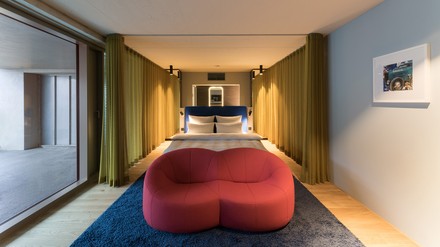 Im neuen Düsseldorfer b’mine-Hotel können Gäste ihr Auto mithilfe eines Carlofts bis vor das Hotelzimmer bringen. (Foto: © Udo-Meinel)
Zimmer im Düsseldorfer b’mine-Hotel