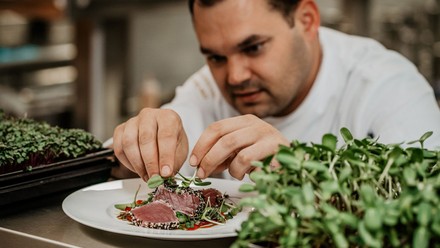 Daniel Mild dekoriert einen Teller.