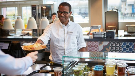 Mitarbeiter der SV Group an der Ausgabenstelle