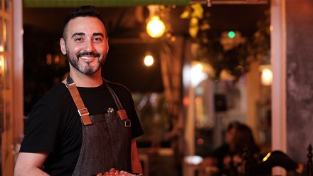 Wer sich im Konkurrenzkampf um gut ausgebildete Fachkräfte und potenzielle Mitarbeiter behaupten will, muss professionelles Personalmarketing betreiben. (Foto: © alvaro/stock.adobe.com)
Servicemitarbeiter in der Gastronomie