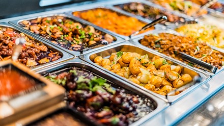 Ist es rechtens, Strafgebühren zu verlangen, wenn der Gast seinen Teller nicht leer isst? (Foto: © monticellllo/stock.adobe.com)
Asiatisches All-you-can-eat-Buffet