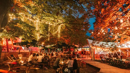 Willkommen im Feuerdorf. (Foto: © Philipp Lipiarski)
Eindrücke von der Eventlocation Feuerdorf am Wiener Prater.